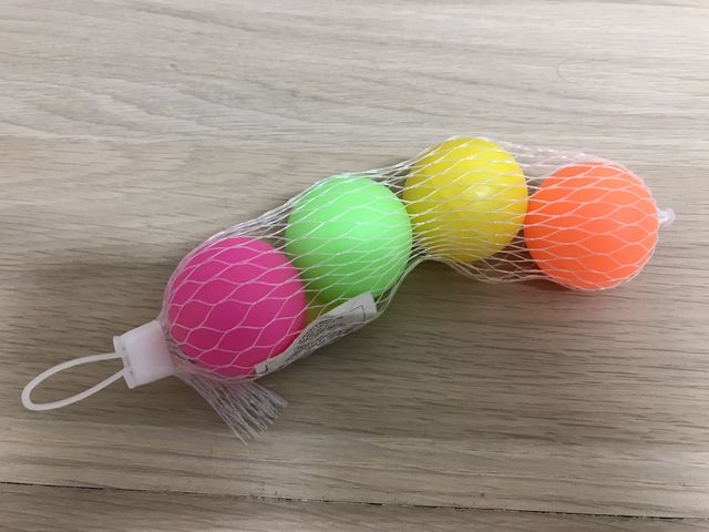 4 כדורים צבעוניים למטקות חוף